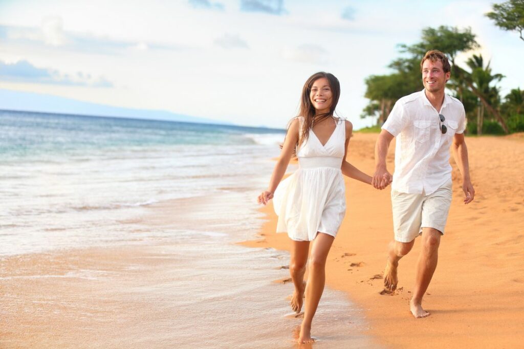 Imagen de una pareja corriendo en la playa